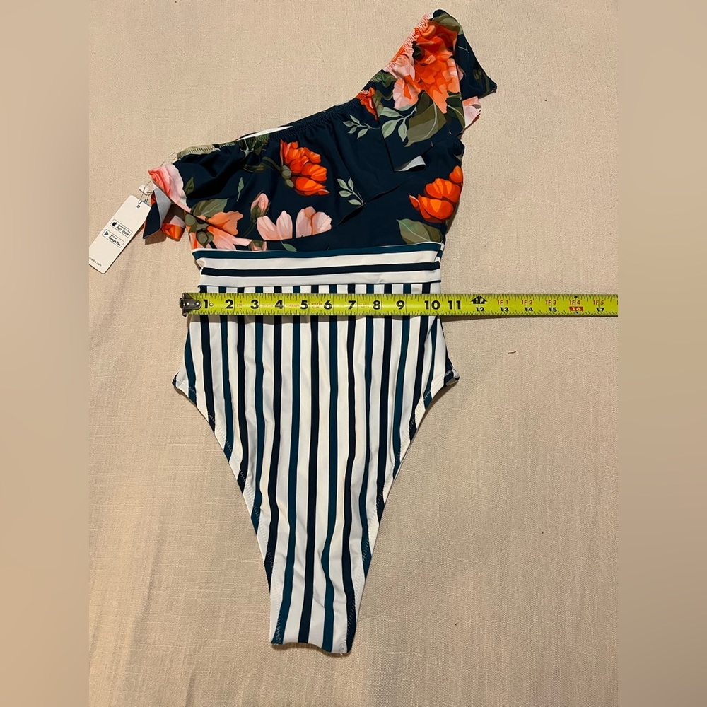 Cupshe one piece suit XS